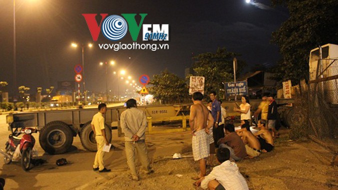 Đến rạng sáng nay (11/12), hiện trường vụ tai nạn giao thông nghiêm trọng trên xa lộ Hà Nội đoạn qua phường Hiệp Phú (quận 9, TP.HCM) mới được giải quyết xong.