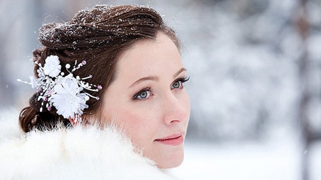 Mặc thời tiết lạnh giá, các cô dâu Siberia vẫn sẵn sàng chịu đựng để trở thành công chúa tuyết trong ngày trọng đại của cuộc đời. Ảnh: Vera Salnitskaya.