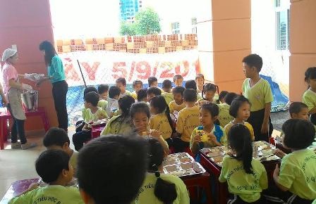 Giờ ăn trưa của học sinh Trường tiểu học Lê Quý Đôn, quận Gò Vấp, TPHCM - nơi xảy ra sự việc đau lòng.