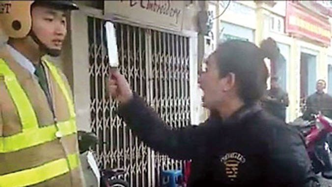 Bà Kim Thanh Mai vừa chửi bới, vừa rút dao dọa CSGT. Ảnh cắt từ clip.