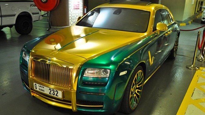 Chiếc Rolls-Royce Ghost lòe loẹt trong hầm để xe tại Dubai.