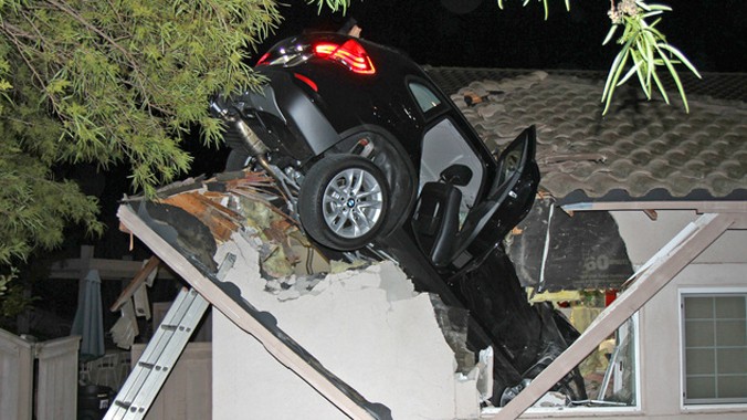 Chiếc BMW xuyên thủng mái nhà để ô tô.