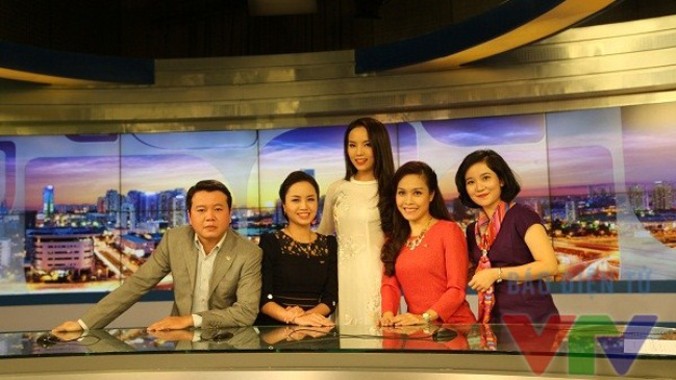 Nguyễn Cao Kỳ Duyên rạng rỡ chụp hình cùng các BTV của chương trình "Cuộc sống thường ngày".