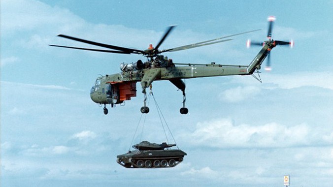 CH-54 là loại trực thăng vận tải quân sự quái dị do tập đoàn Sikorsky phát triển cho quân đội Mỹ. Trực thăng nay được ví von là một cần cẩu di động. Nó có thể nhấc bổng cả một chiếc xe tăng hạng nhẹ hay cẩu cùng lúc 2 trực thăng vận tải UH-1. Theo Militar