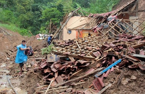 Nhà cửa ở quận Kudus, tỉnh Central Java, tan hoang trong một trận lở đất hồi tháng 1/2014. Ảnh: AFP.