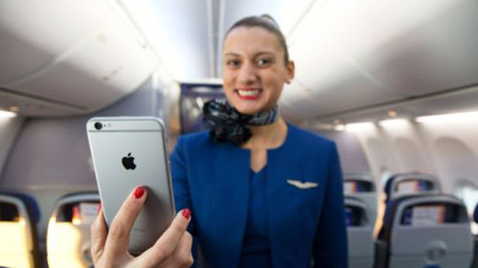 Từ 2015, toàn bộ phi hành đoàn cua United Airlines sẽ được phát iPhone 6 Plus miễn phí để sử dụng.