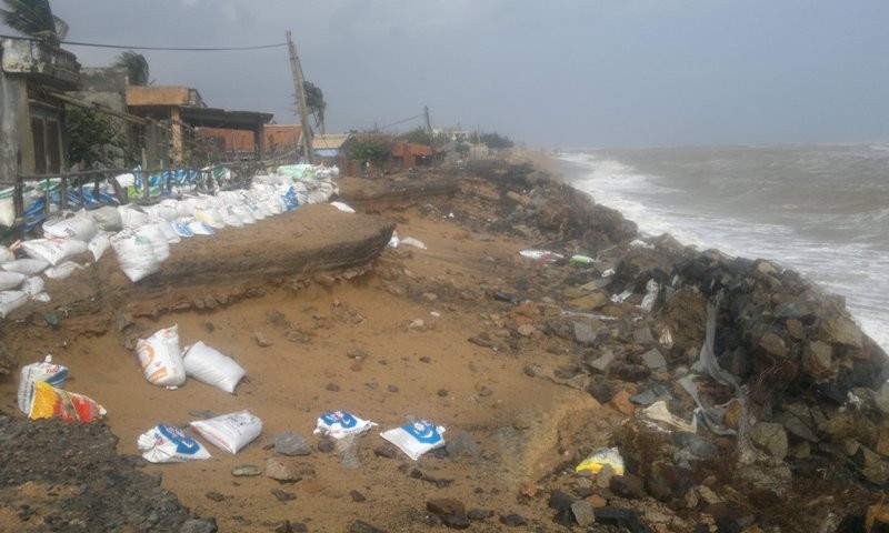 Hiện trường khu vực xóm Rớ bị triều cường, sóng biển đánh tan hoang sáng 14/12.
