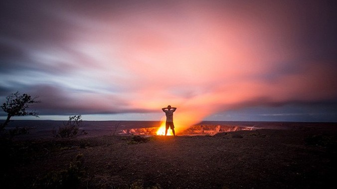 Với niềm đam mê núi lửa mãnh liệt, Eric Leifer và Tyler Gee đánh cược mạng sống khi đứng chụp ảnh cách miệng núi lửa đang hoạt động chỉ vài mét ở Kilauea's Eastern Flanks, công viên núi lửa quốc gia Hawaii.