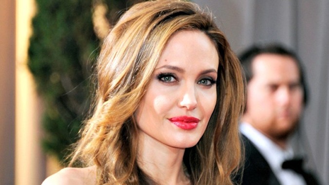 Nữ diễn viên Angelina Jolie bị nhận xét là "đứa trẻ hư hỏng được nuông chiều và có tài năng hạn chế".