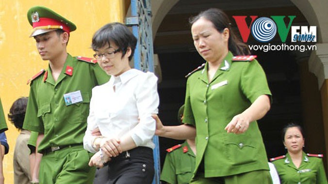 Bị cáo Huyền Như bị công an dẫn giải sau phiên tòa sơ thẩm.