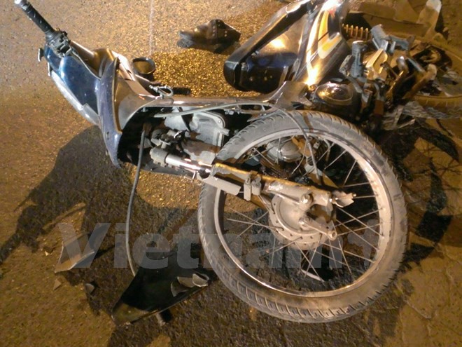 Người lái xe máy bị thương rất nặng, hiện đang cấp cứu tại bệnh viện. Chiếc xe máy của anh cũng bị hư hỏng gần như hoàn toàn. Ảnh: Võ Phương/Vietnam+.