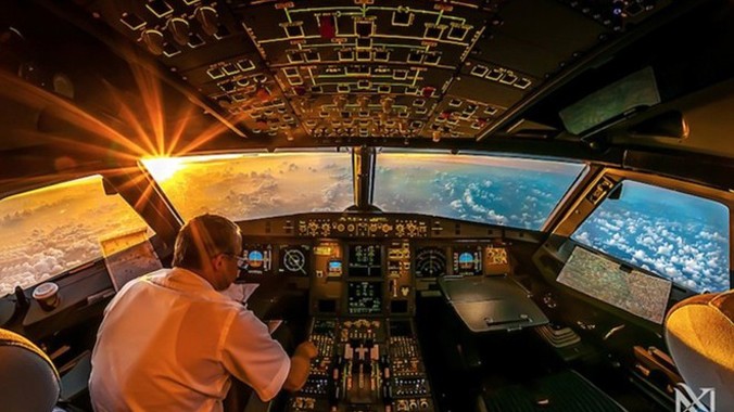 Tấm hình chụp bên trong buồng lái của một hãng hàng không ở Dubai (Các tiểu vương quốc Arab thống nhất). Người chụp là anh Karim Nafani, cũng chính là phi công của hãng. Ảnh: Daily Mail.