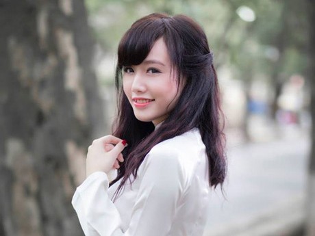 “Hot girl” Ngân Búng tên thật là Kim Ngân, sinh năm 1993, hiện đang là sinh viên năm cuối của khoa tiếng Pháp Thương mại, trường Đại học Ngoại thương Hà Nội.