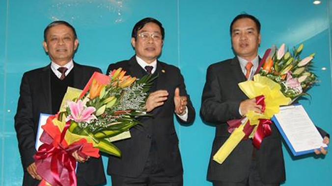 Bộ trưởng Bộ TT&TT Nguyễn Bắc Son (ở giữa) trao quyết định cho ông Lê Nam Trà (bên phải) và ông Mai Văn Bình. Ảnh: Vũ Nhung (ICT News).