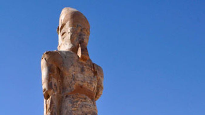 Bức tượng pharaoh Amenhotep III trong tư thế bước đi hiện được dựng trước ngôi đền chôn cất chính vị pharaoh này tại Ai Cập. Ảnh: AFP.