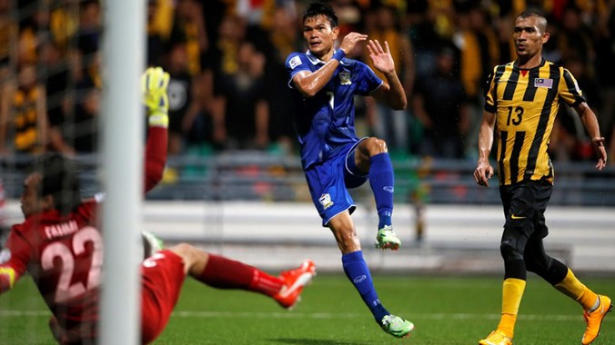 Thái Lan vs Malaysia (2-0): Chạm một tay vào Cúp vàng
