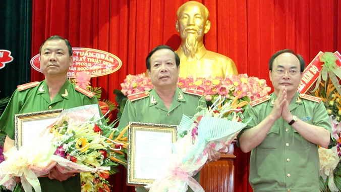 Trung tướng Bùi Quang Bền (bìa phải) tặng hoa cho 2 đồng chí vừa nhận nhiệm vụ mới.