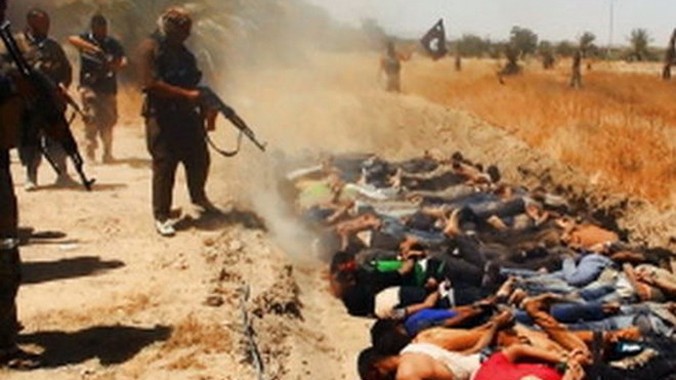 Phiến quân IS hành quyết binh lính Iraq. Ảnh: AFP.