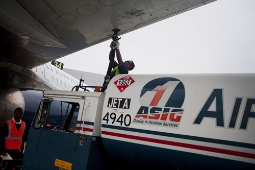 Các hãng hàng không sẽ tiết kiệm được đáng kể nhiên liệu năm tới. Ảnh: Bloomberg.