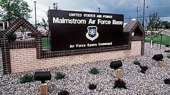 Trước lối vào căn cứ Không quân Malmstrom ở tiểu bang Montana.