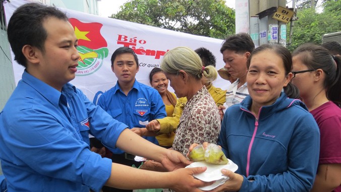 Báo Tiền Phong phát gần 300 suất cơm cho người nghèo
