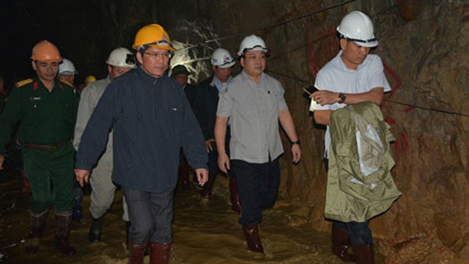 Phó Thủ tướng Hoàng Trung Hải đi khảo sát trong đường hầm.