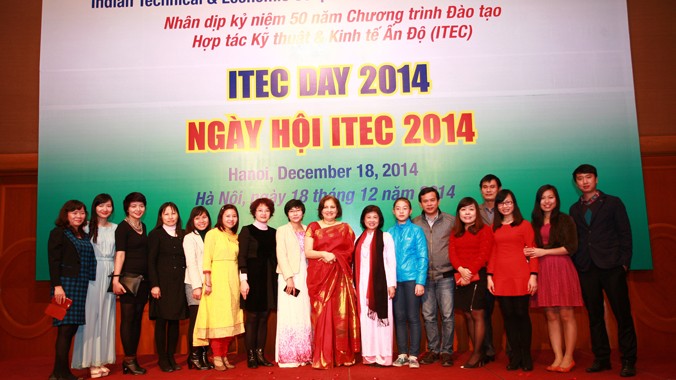 Bà Preeti Saran, Đại sứ Ấn Độ tại Việt Nam (giữa) chụp ảnh chung cùng các cựu du học sinh ITEC.