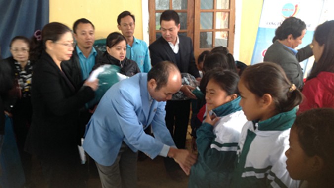 Ông Nguyễn Văn Thành, Phó giám đốc công ty Long Hải tặng quà và áo rét cho học sinh A Lưới.