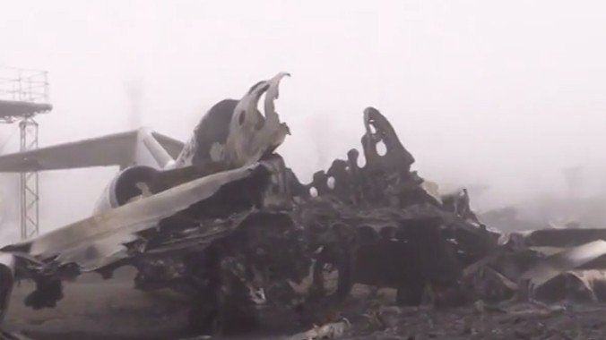 Xác máy bay chở khách la liệt trên sân bay Ukraine