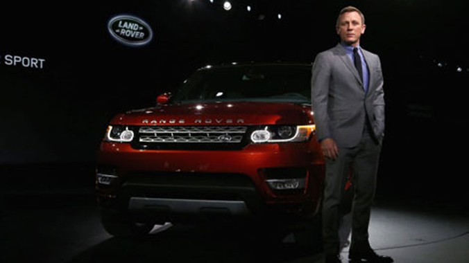 Tài tử Daniel Craig cạnh mẫu xe SUV thể thao của Range Rover sẽ xuất hiện trong Spectre.