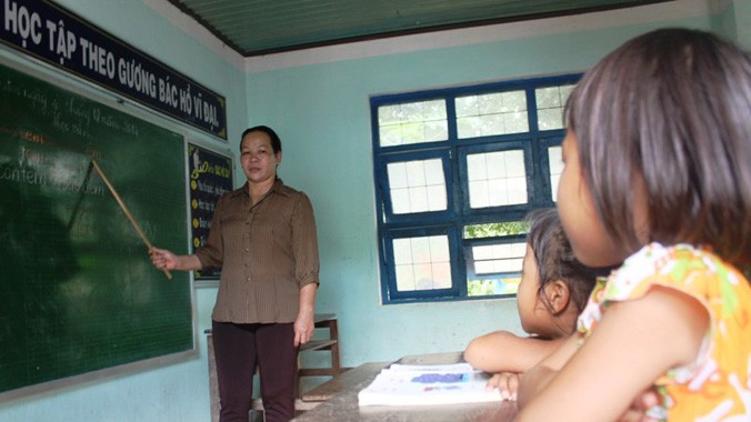 Cô Hương đã có lần thứ hai lên điểm trường tại làng Canh Giao giảng dạy.