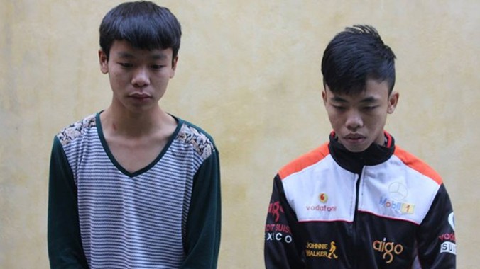 Hai học sinh bị tạm giữ. Ảnh: Phạm Hòa.