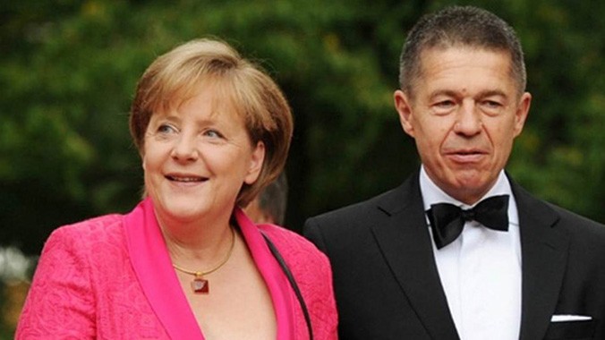 Sauer còn là người đàn ông lý tưởng của bà Merkel đến mức bà luôn gọi chồng là "người đàn ông tuyệt vời".