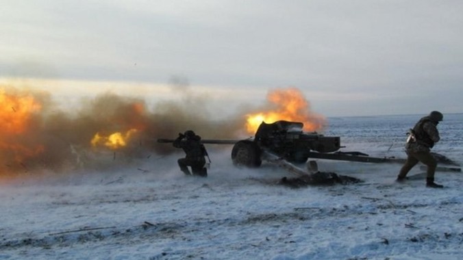 Đây là màn diễn tập bắn đạn thật bảo vệ vùng biển Mariupol của các binh sĩ pháo binh thuộc Lực lượng vũ trang Ukraine tham gia vào chương trình chống khủng bố (ATO).