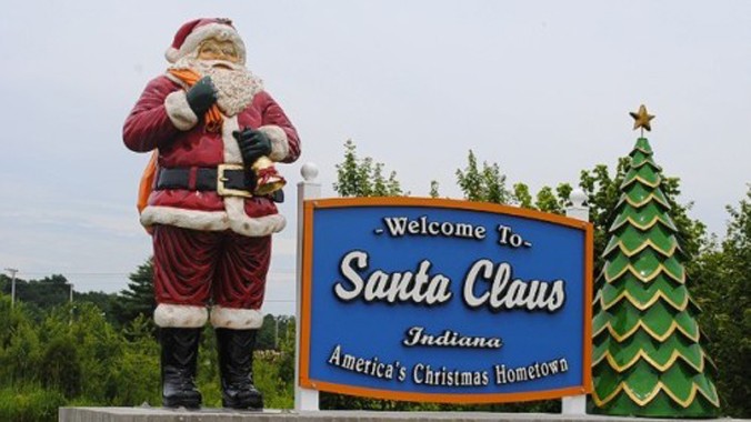 1. Santa Claus, Indiana, Mỹ. Giáng sinh là một kỳ nghỉ lớn của năm tại Santa Claus, một thị trấn thuộc bang Indiana (Mỹ) là nơi có hơn 3.000 dân. Mỗi năm Santa Claus nhận được hàng nghìn lá thư của trẻ em khắp nơi gửi đến. Một nhóm tình nguyện viên đã lập