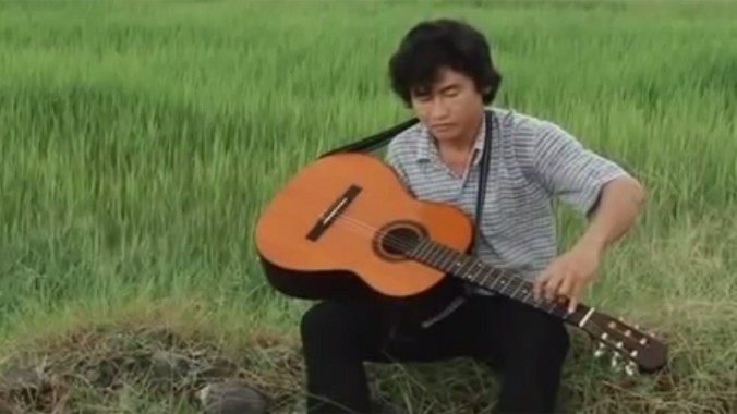 Thế Vinh đàn guitar bài "Tuổi đá buồn" (Trịnh Công Sơn).