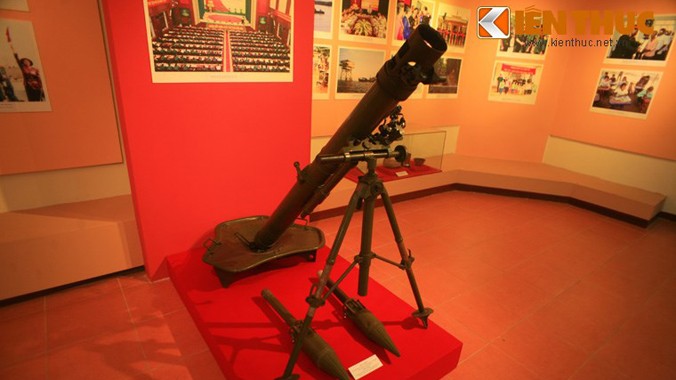 Cuộc triển lãm nhân kỷ niệm 70 năm thành lập Quân đội Nhân dân Việt Nam tại Bảo tàng Lịch sự Quân sự đã trưng bày một số loại hỏa lực bộ binh do nghành công nghiệp quốc phòng nội địa tự sản xuất. Trong ảnh là khẩu súng cối 100mm do nhà máy Z125 nghiên cứu