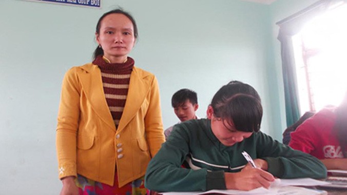 Cô giáo Phan Thị Thúy bên cạnh học trò.