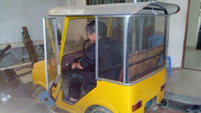 Chiếc ô tô tự chế này có thiết kế nhỏ hơn so với chiếc xe của anh Nguyễn Kim Sơn xuất hiện trên báo cách đây vài ngày. Ảnh: Cảnh Thắng.