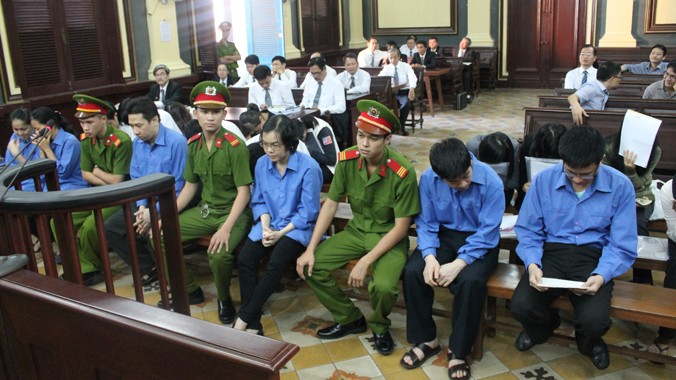 Huyền Như và các bị cáo tại phiên tòa sáng 26/12. Ảnh Việt Văn.