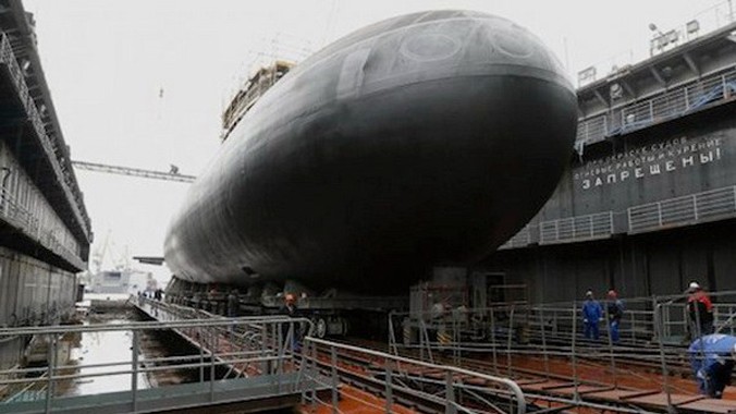 Tàu ngầm Kilo đang được chuẩn bị hạ thủy ở xưởng đóng tàu Admiralty. Ảnh: Reuters.
