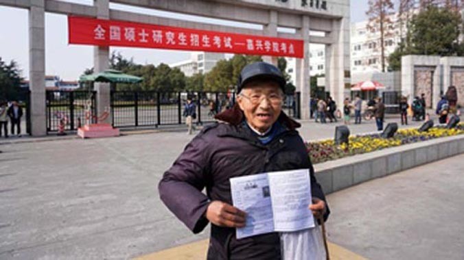Cụ Trâu Vĩ Mẫn trước giờ thi hôm 27/12 ở cổng trường đại học Gia Hưng, Thượng Hải. Ảnh: QQ.