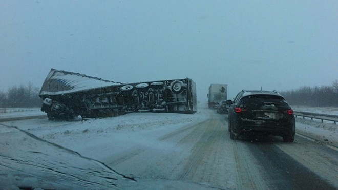 Xe tải bị lật vì đường trơn do tuyết.