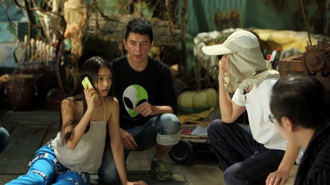QQ hé lộ một số hình ảnh trên trường quay phim "Mỹ Nhân Ngư". Trong ảnh, Châu Tinh Trì (áo trắng) hướng dẫn Lâm Doãn.