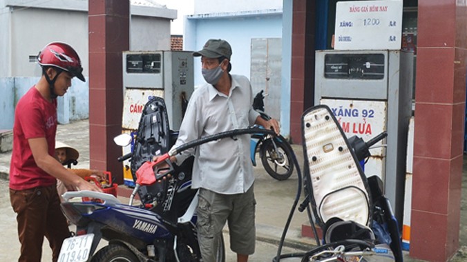 Sáng 29/12, một số cửa hàng xăng ở huyện đảo Lý Sơn bắt đầu giảm giá nhưng mỗi lít xăng RON 92 vẫn ở mức 21.200 đồng, cao hơn đất liền trên 3.000 đồng. Ảnh: H.Danh/ VnExpress