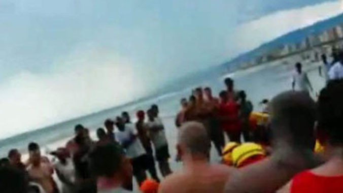 Nhân viên cứu hộ đang nỗ lực cứu chữa các nạn nhân trên bờ biển. Ảnh: Globo.