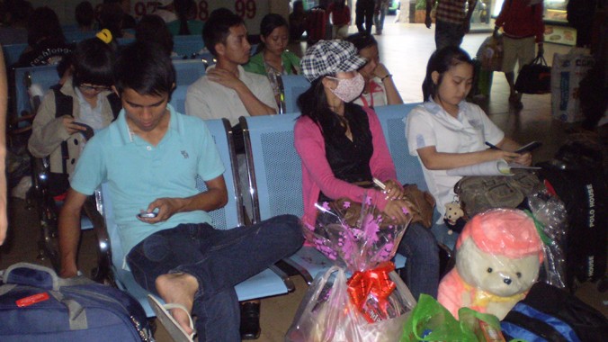 Hành khách đổ về bến xe Miền Đông để về quê, đi du lịch trong đợt nghỉ lễ.