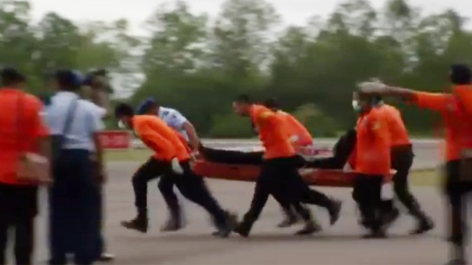 Cứu hộ Indonesia vừa chạy vừa khiêng thi thể nạn nhân QZ8501