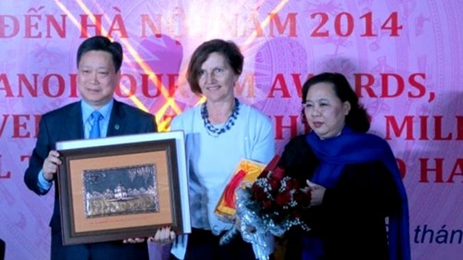 Bà Papazoglou Eleni la vị khách quốc tế thứ 3 triệu của thủ đô Hà Nội.