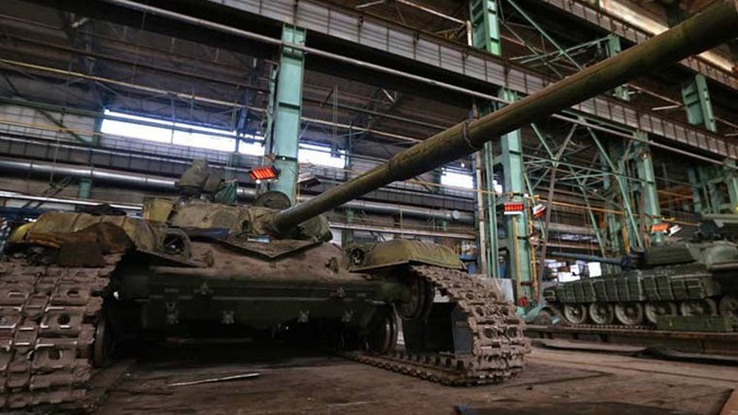 Sau nhiều tháng giao tranh dữ dội với quân ly khai ở miền đông, rất nhiều vũ khí Quân đội Ukraine bị hư hỏng nặng và cần thiết phải sửa chữa. Bộ ảnh này được chụp vào ngày 26/12 bên trong xưởng sửa chữa các loại vũ khí Quân đội Ukraine. Trong ảnh, xe tăng